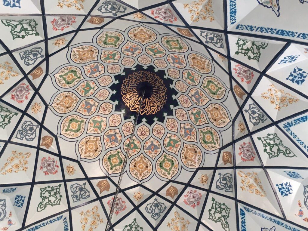 مقرنس کاری در گنبد و گلدسته